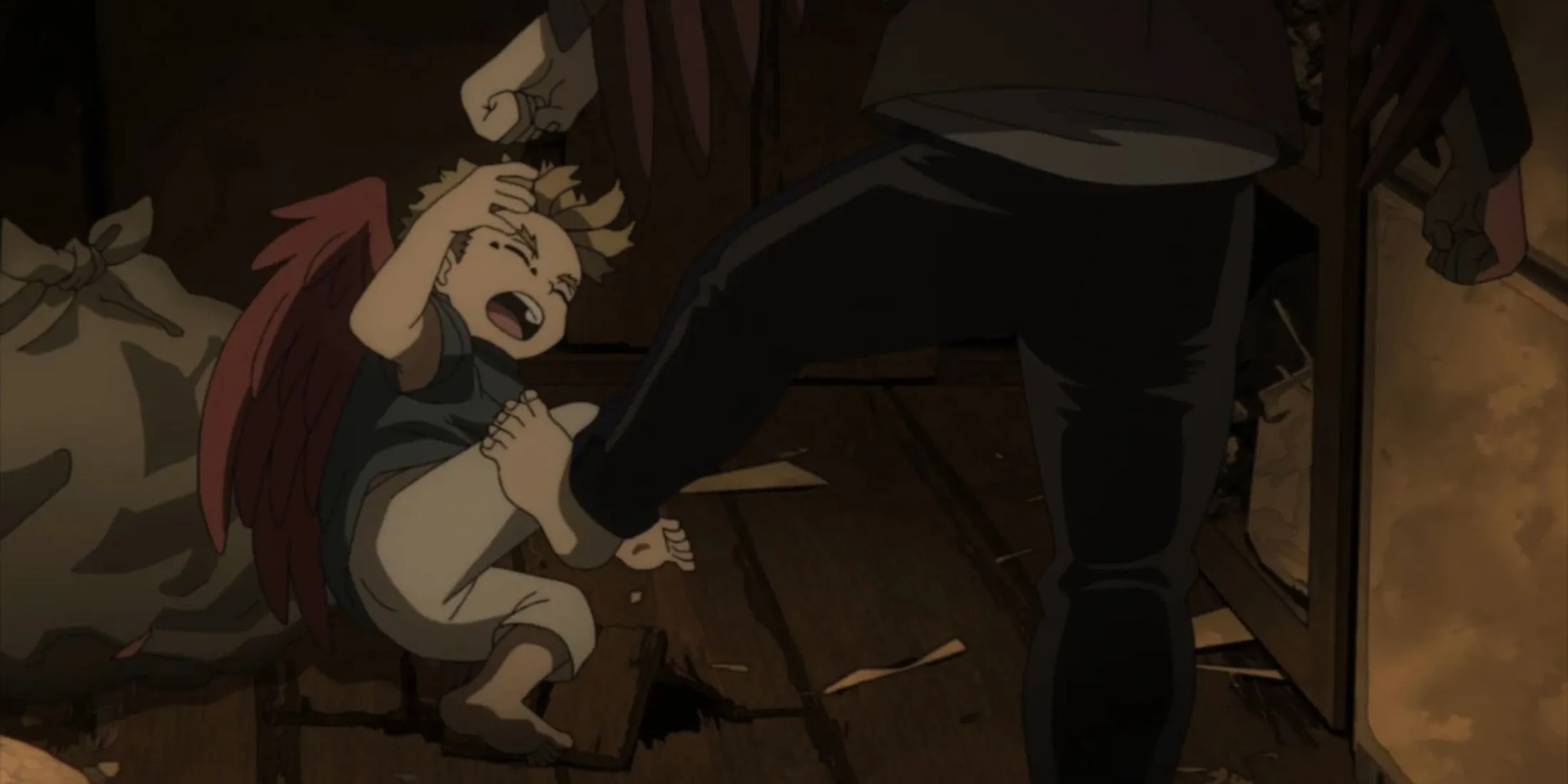 Hawks trong My Hero Academia với đôi cánh đỏ đặc trưng và vẻ mặt nghiêm trọng