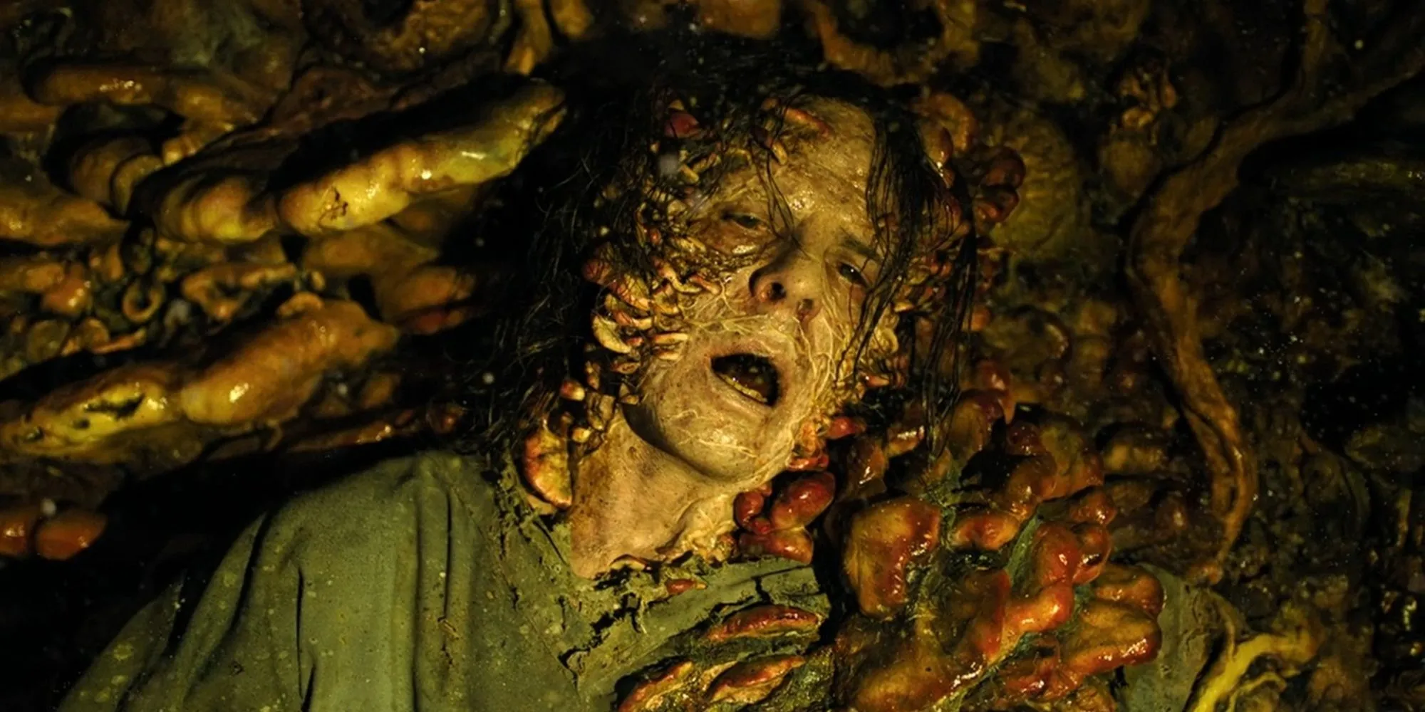 Hình ảnh bào tử nấm phát ra từ một người nhiễm bệnh trong series The Last of Us HBO, cho thấy cơ chế lây nhiễm khác so với game