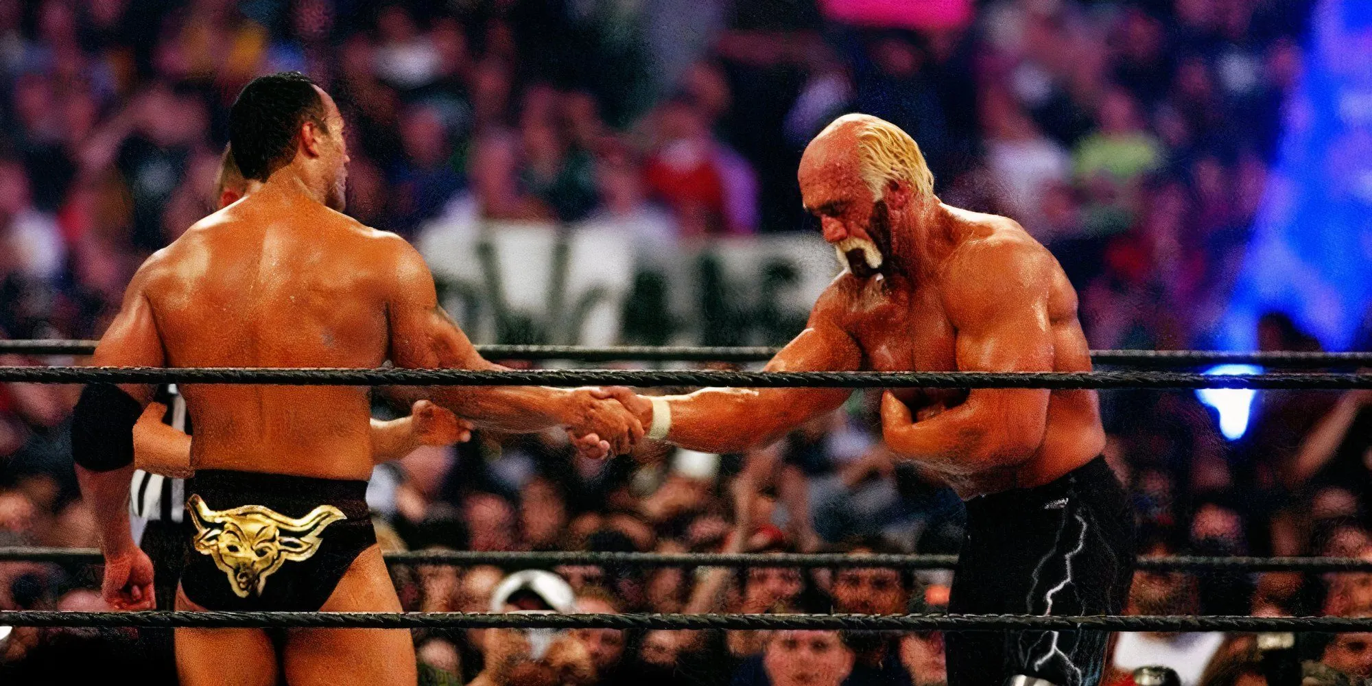 Hulk Hogan bắt tay The Rock tại WrestleMania 18, báo hiệu sự trở lại của 'Real American' và cú chuyển phe chính diện.