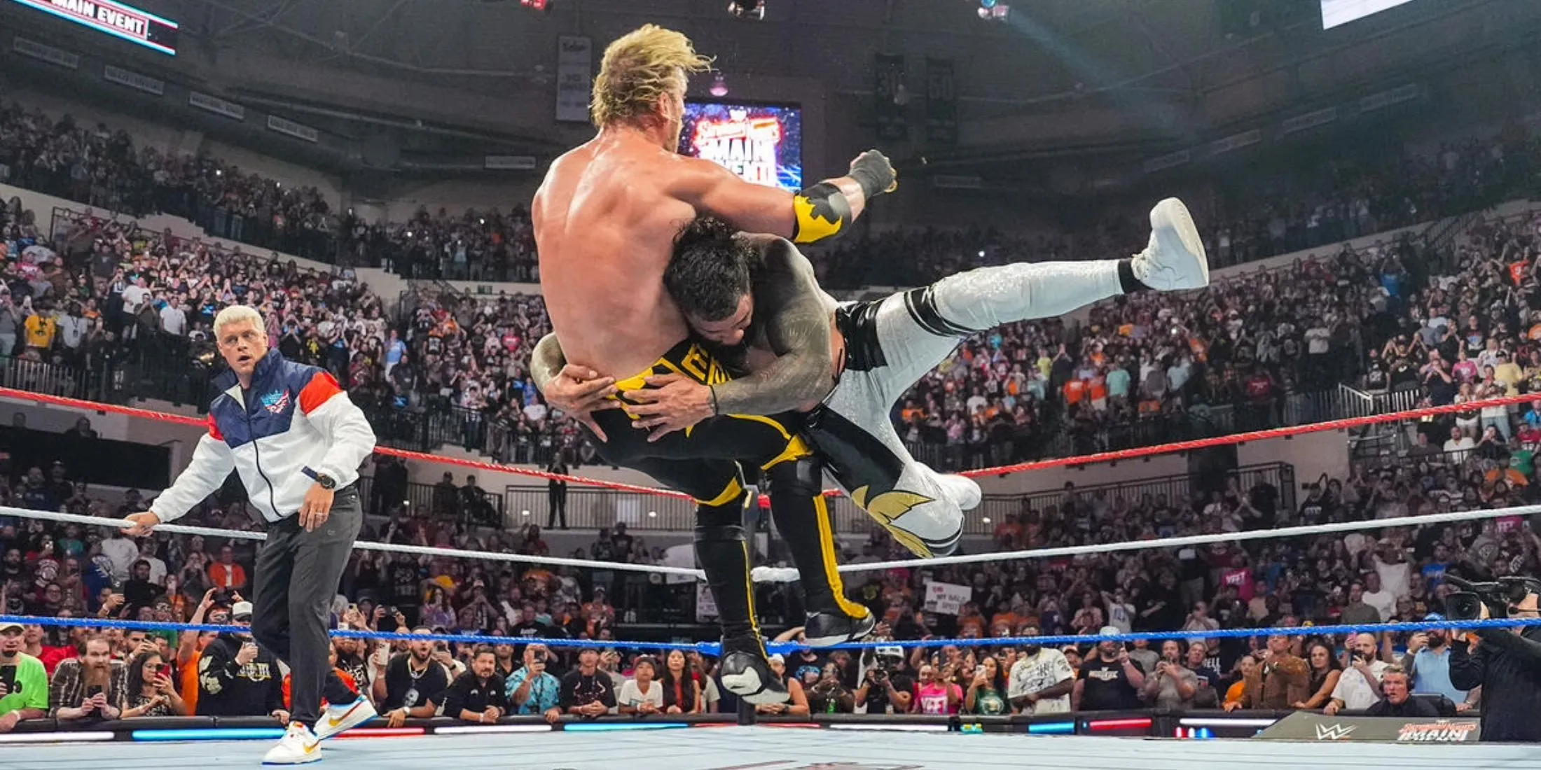 Jey Uso tung đòn spear vào Logan Paul tại Saturday Night Main Event WWE, có sự can thiệp của Cody Rhodes