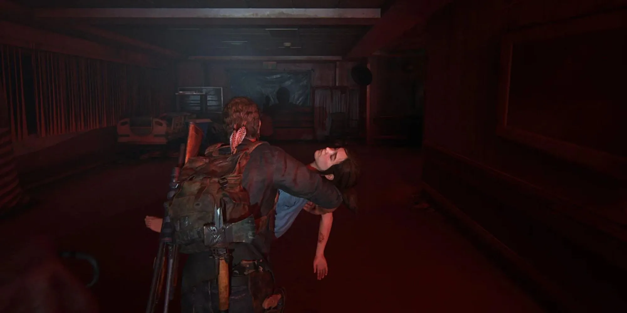 Joel cõng Ellie băng qua hành lang bệnh viện St. Mary, phân đoạn cuối đầy cảm xúc của The Last of Us Part 1.