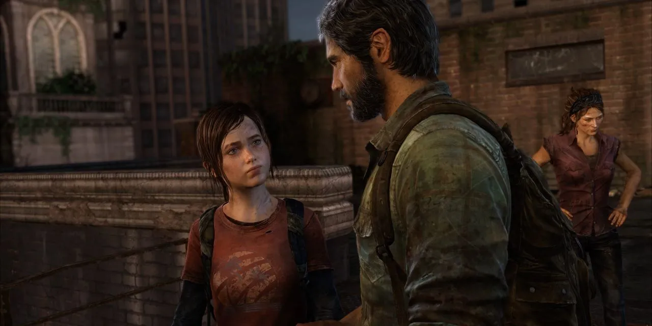 Joel, Ellie và Tess trên mái nhà nhìn ra thành phố đổ nát trong The Last of Us