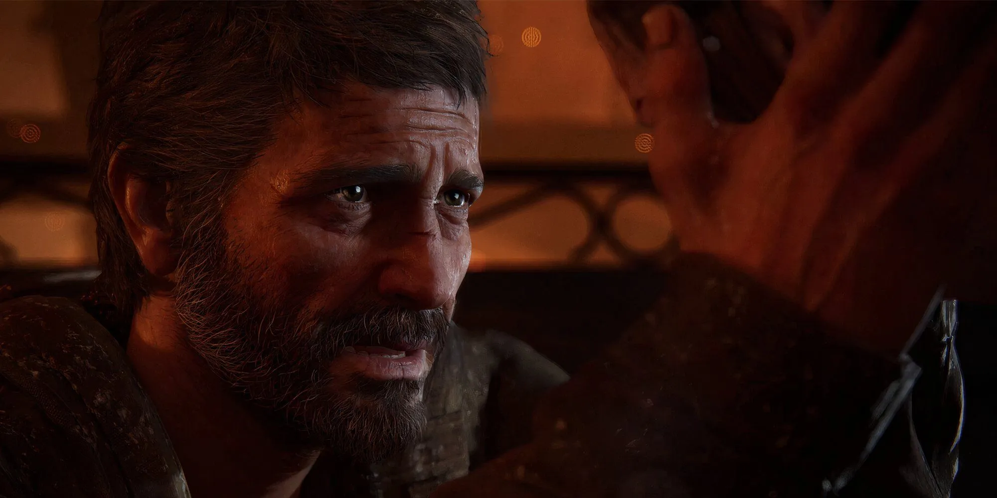 Joel Miller từ The Last of Us Part I đang ôm Ellie