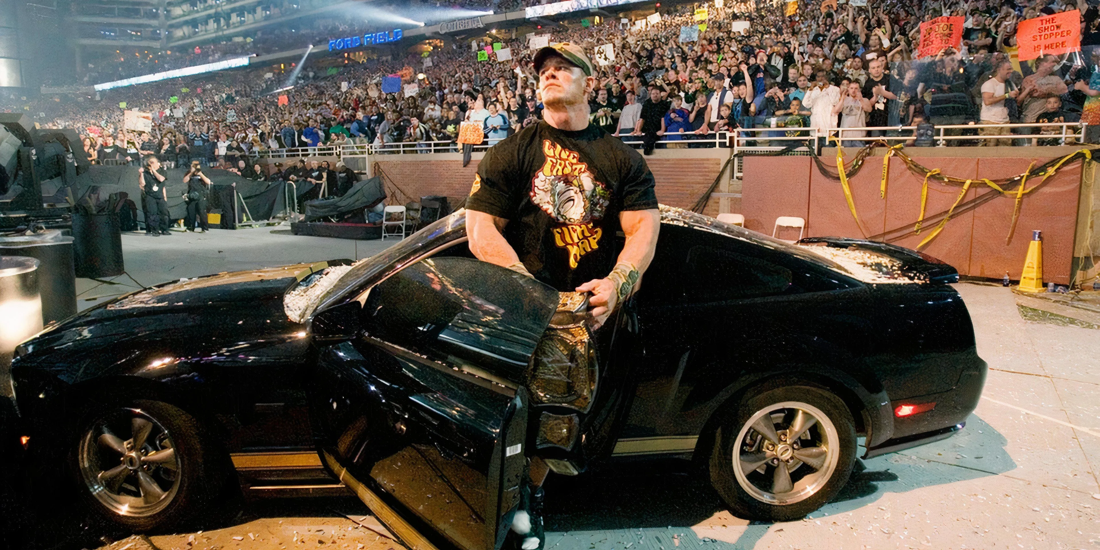 John Cena đứng trên chiếc xe Ford Mustang vừa đâm xuyên qua kính tại WrestleMania 23