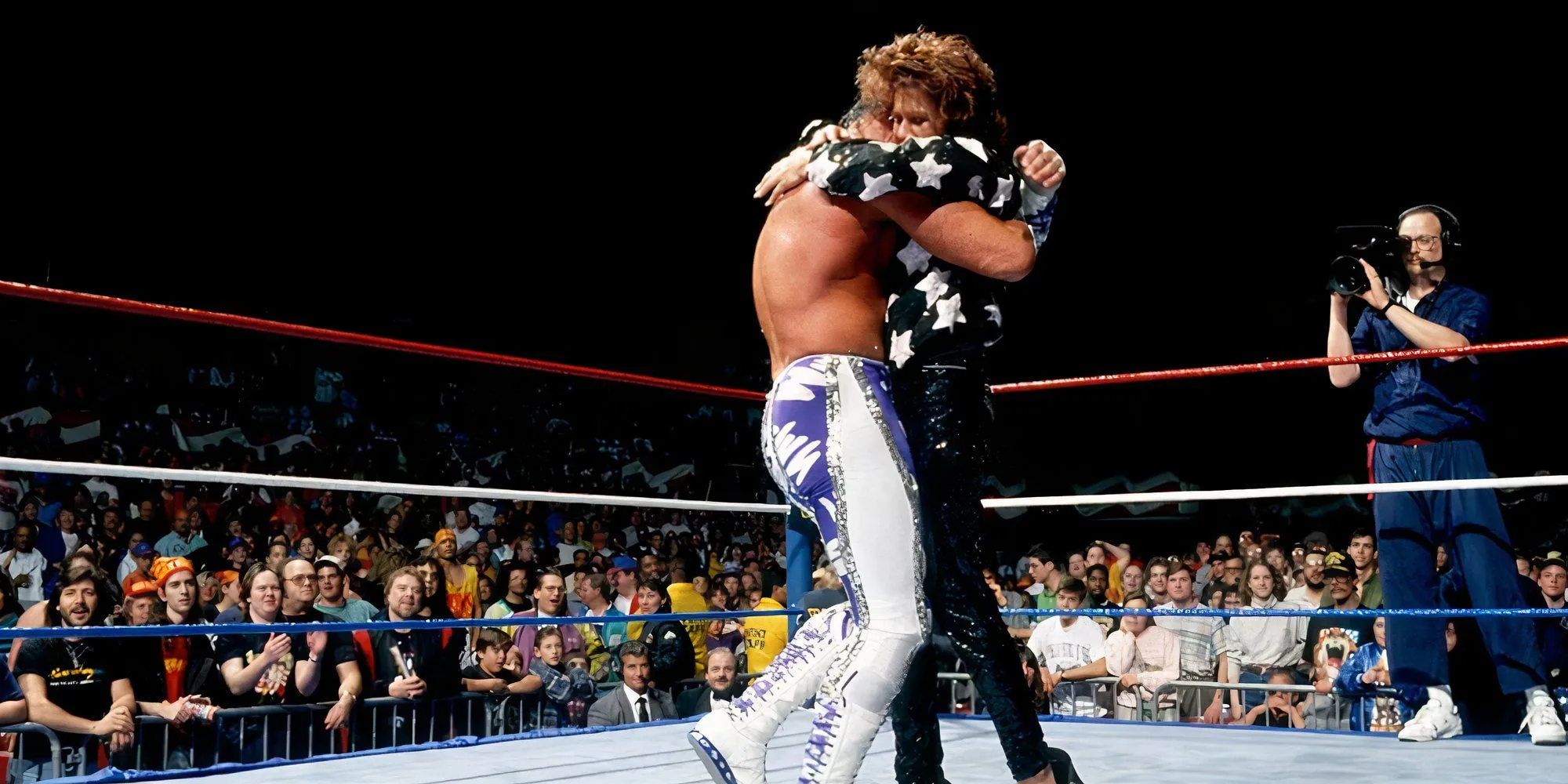 Khoảnh khắc Randy Savage đoàn tụ với Miss Elizabeth tại WrestleMania 7, tạo nên cú chuyển phe cảm động.