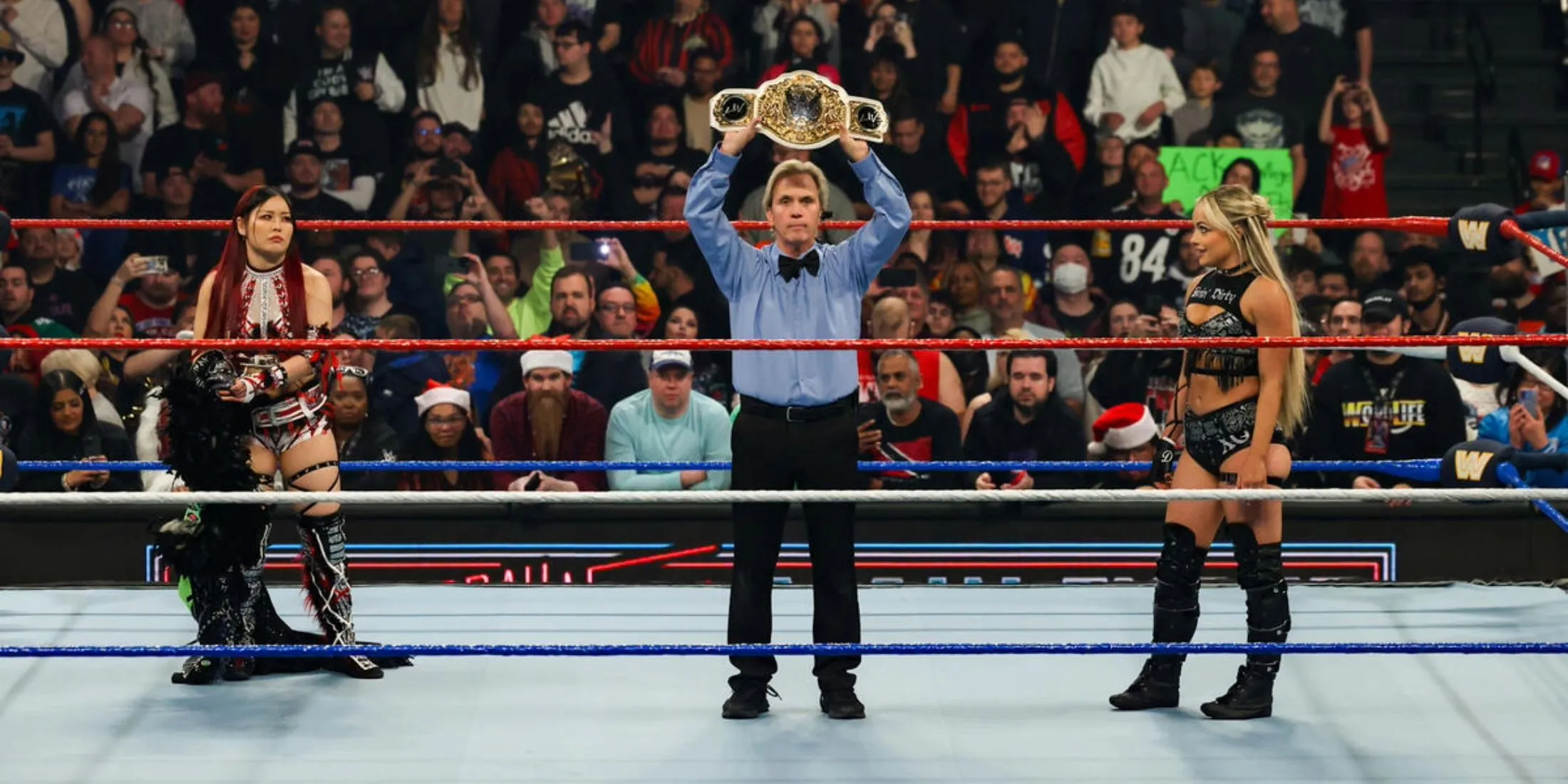 Liv Morgan đối đầu Iyo Sky trong trận đấu tại Saturday Night Main Event WWE