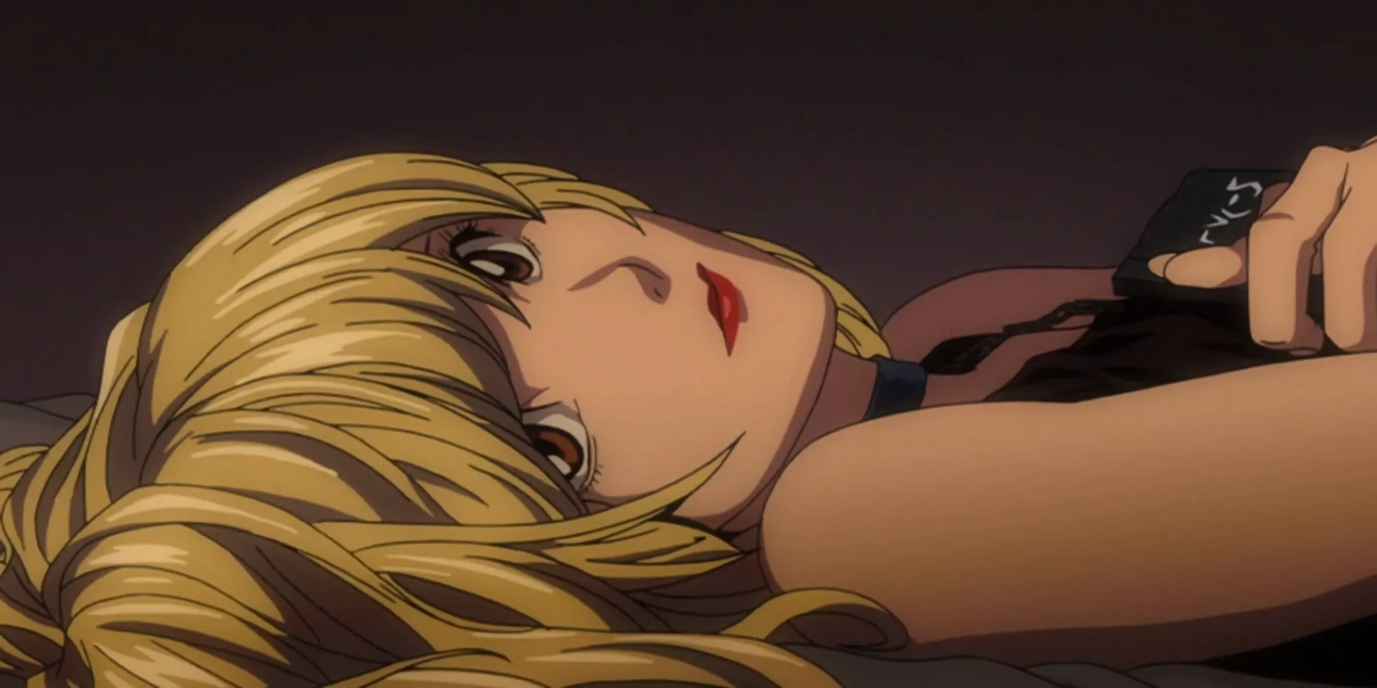 Misa Amane trong Death Note đang liếc nhìn từ tư thế nằm