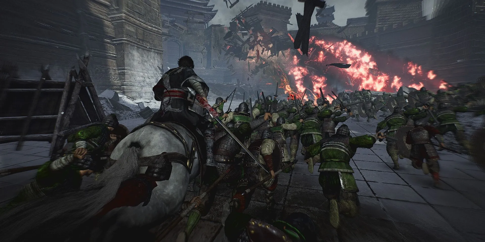 Một chiến binh đang dẫn đầu một đạo quân tiến lên trong cảnh hành động của game Dynasty Warriors: Origins