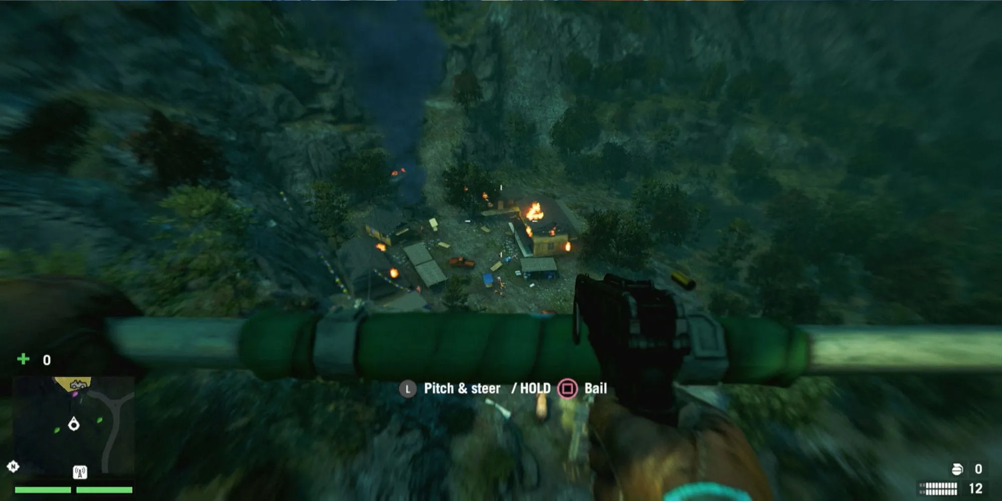 Người chơi lượn bằng dù lượn và sử dụng súng máy trên vùng núi cao trong Far Cry 4, thể hiện khả năng di chuyển chiều dọc.