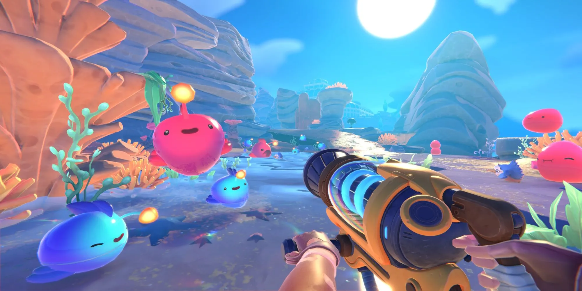 Nhân vật chính sử dụng Vacpack để thu thập các Slime đáng yêu trong Slime Rancher 2, minh họa yếu tố mô phỏng và khám phá nhẹ nhàng.