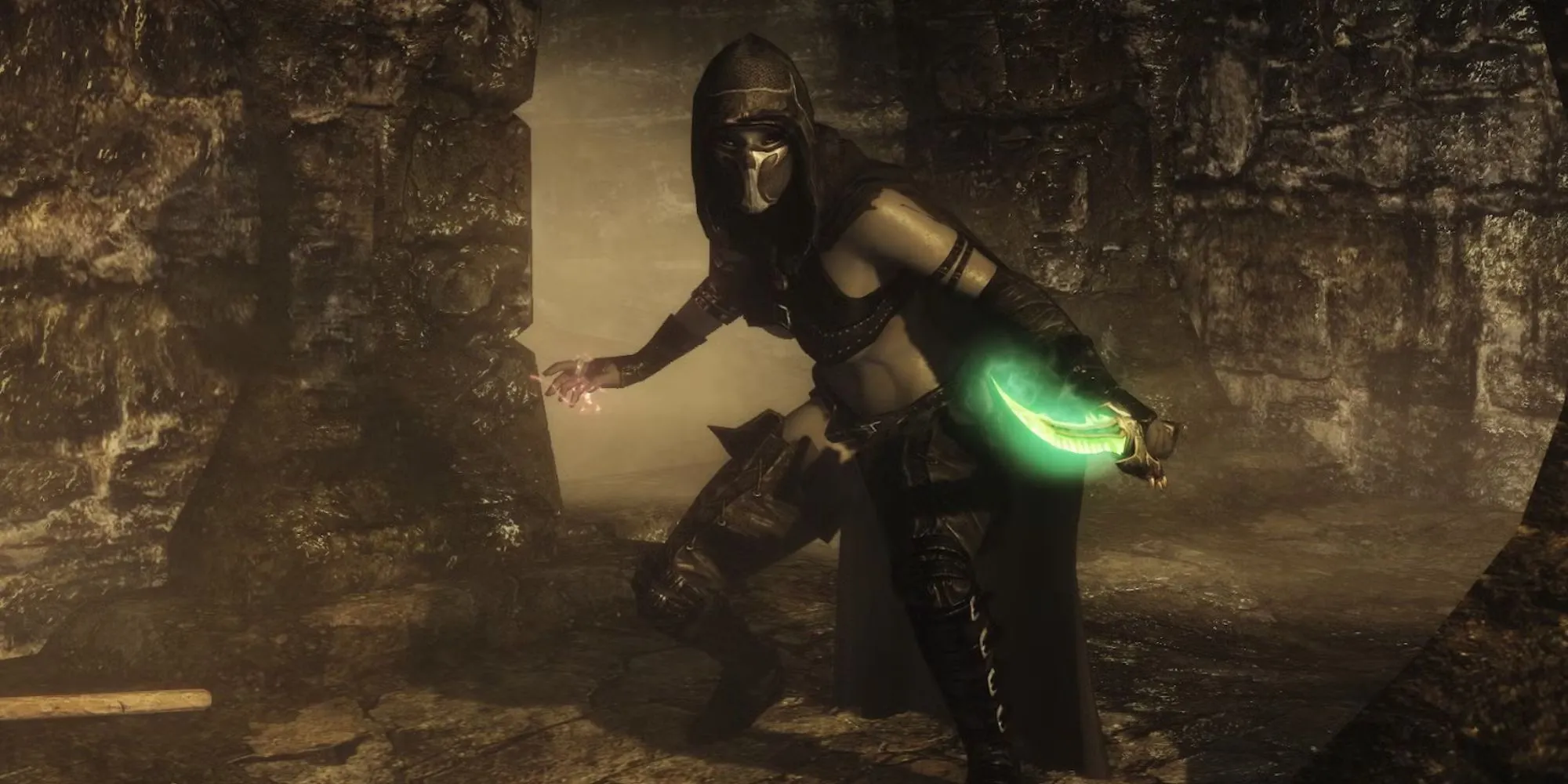 Nhân vật đang ẩn nấp trong Skyrim, minh họa cho các phong cách chơi (build) đa dạng mà game thủ có thể thử