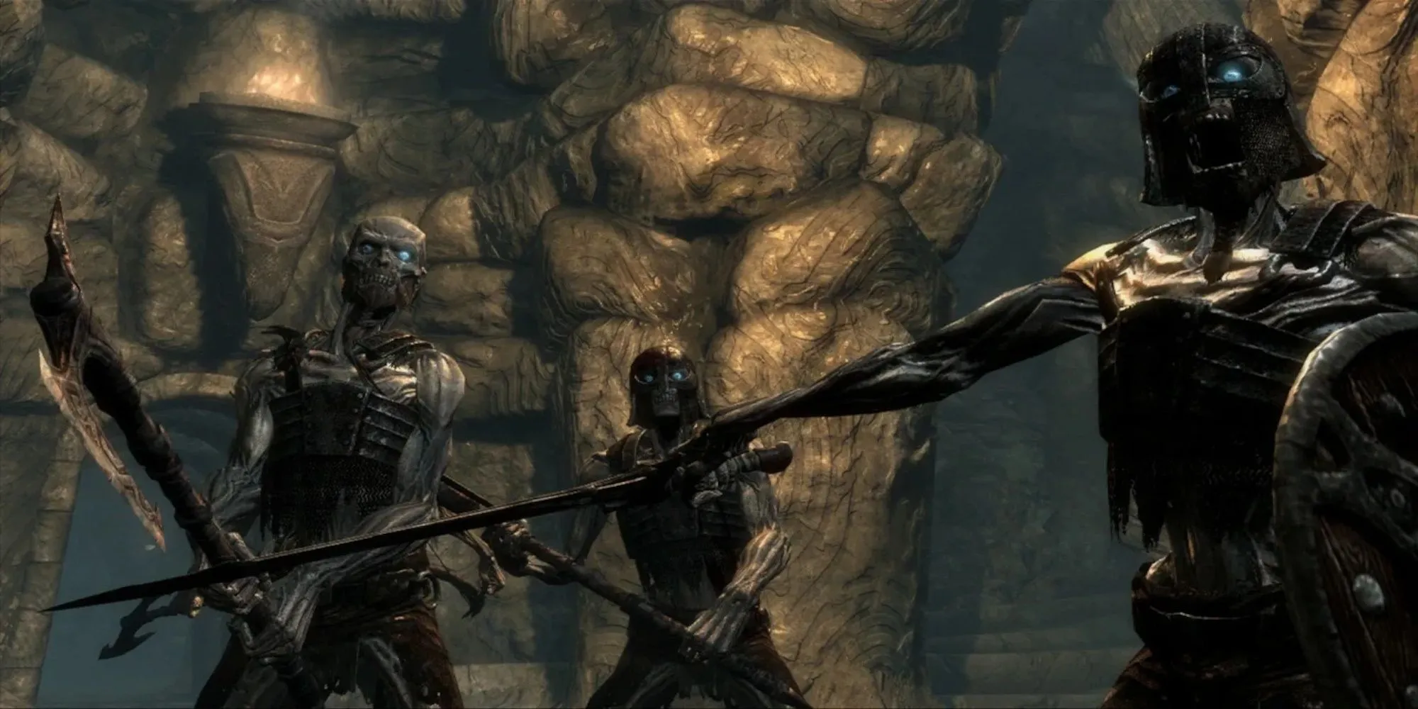 Nhân vật Dragonborn ẩn nấp trong hang động tại Skyrim