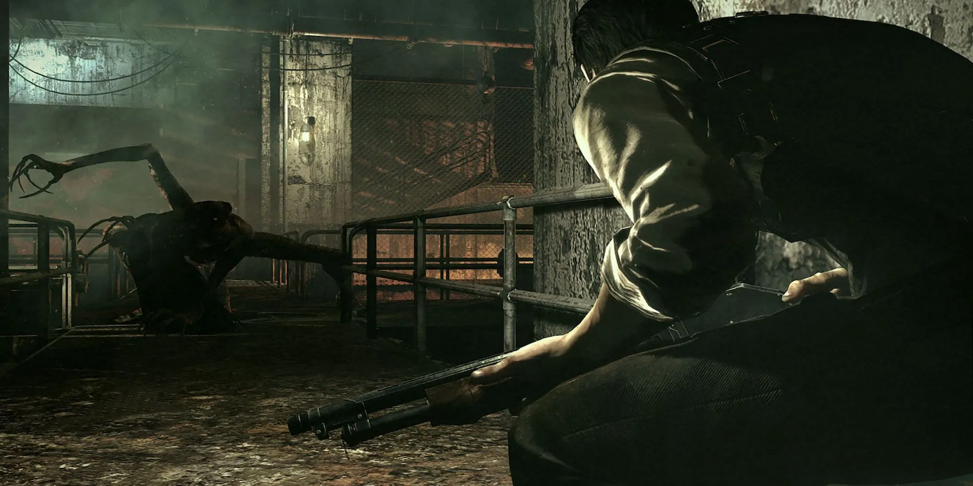 Nhân vật người chơi đang ẩn nấp gần kẻ thù trong game kinh dị The Evil Within
