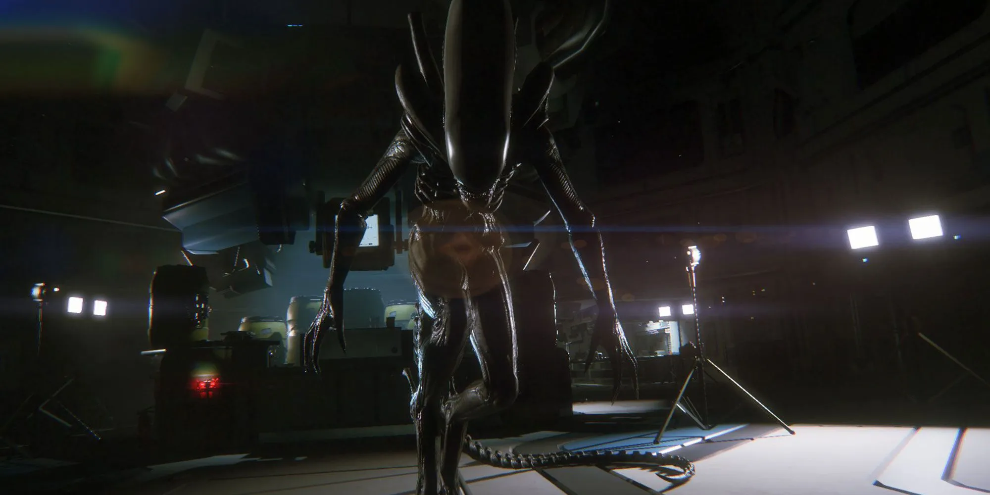 Quái vật Xenomorph đang đi về phía người chơi trong game Alien: Isolation