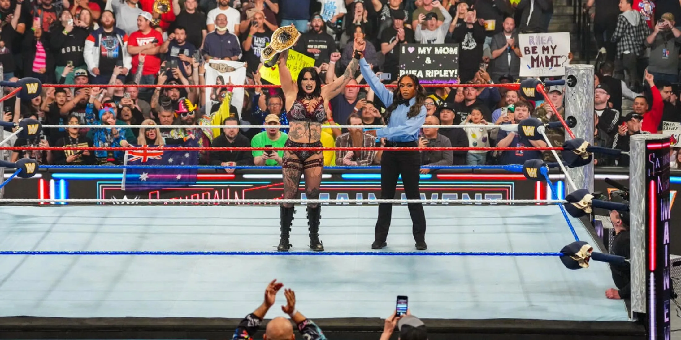 Rhea Ripley đánh bại Nia Jax trong trận đấu tại Saturday Night Main Event WWE