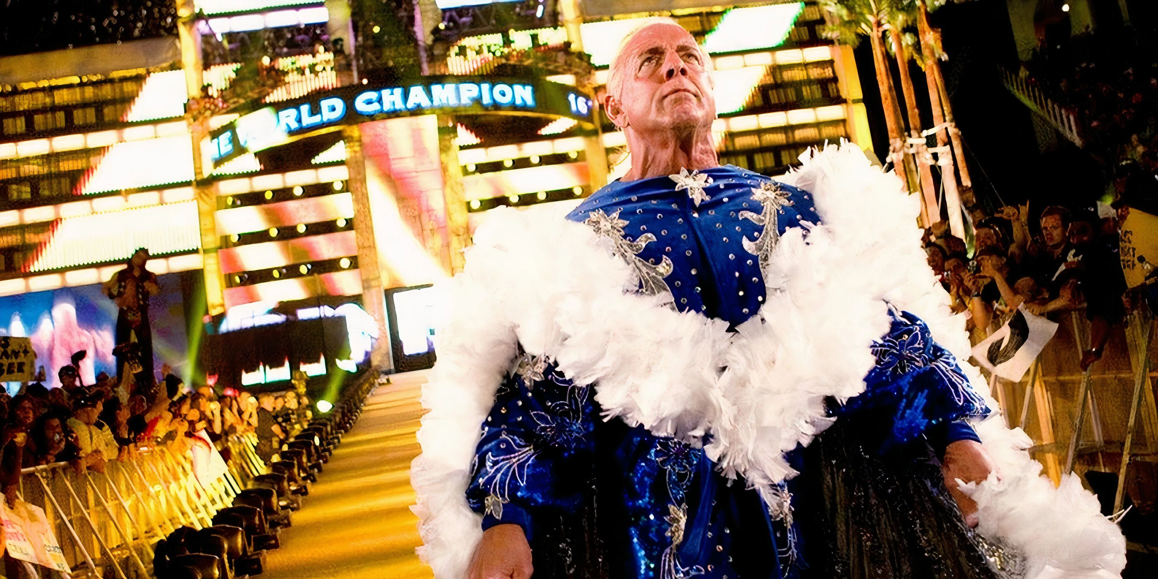 Ric Flair trong bộ áo choàng đầy màu sắc bước ra sân khấu WrestleMania 24