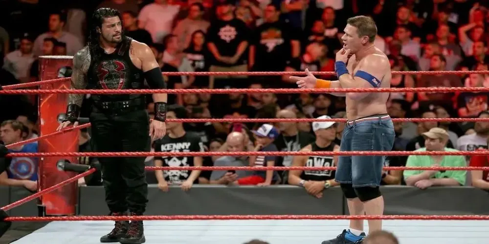 Roman Reigns và John Cena trong phân đoạn promo