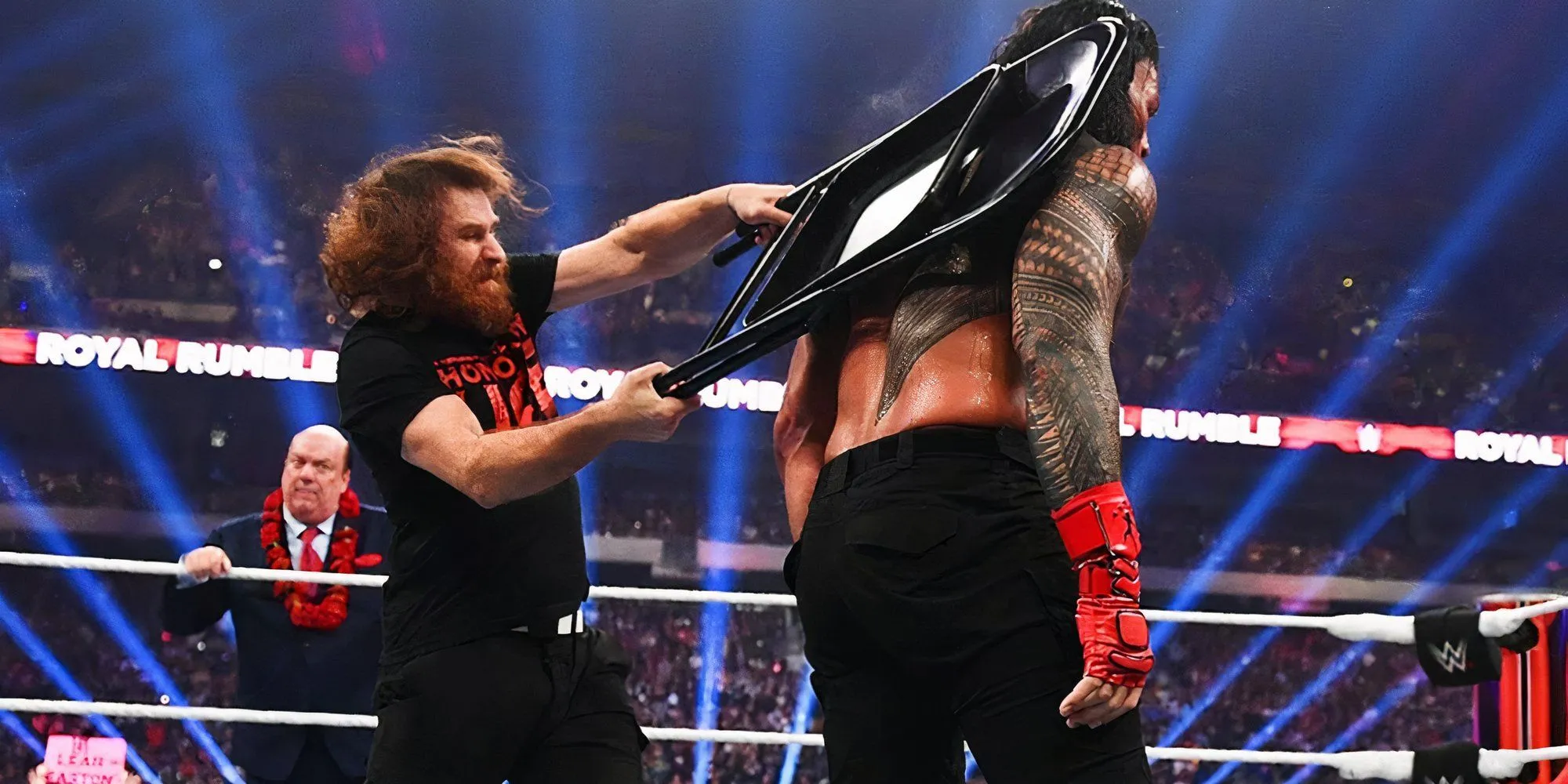 Sami Zayn tấn công Roman Reigns bằng ghế thép tại Royal Rumble 2023, chính thức rời nhóm The Bloodline.