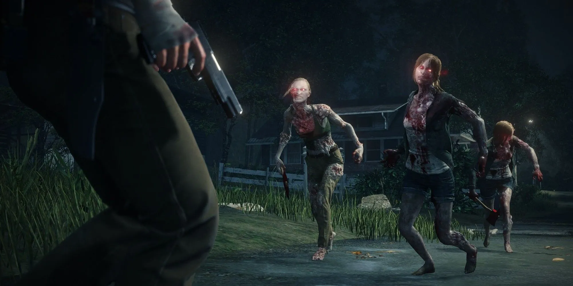 Sebastian đang đối mặt với quái vật, tay cầm súng lục trong game The Evil Within 2