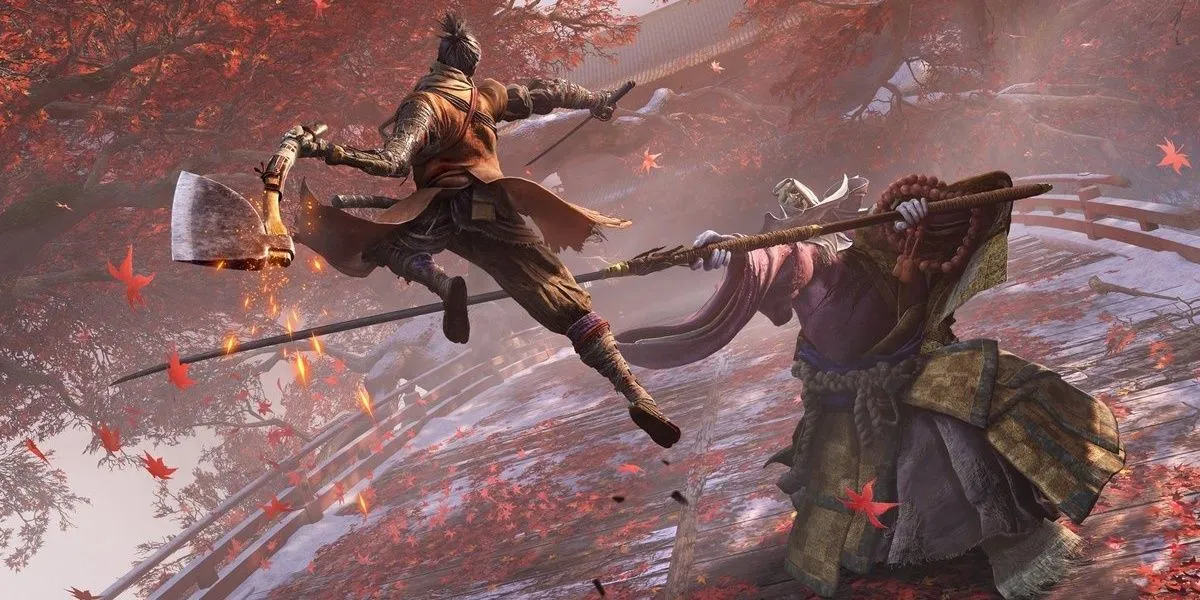 Sekiro chiến đấu với Monk Thối nát, sử dụng rìu nhồi thuốc súng trong Sekiro: Shadows Die Twice.