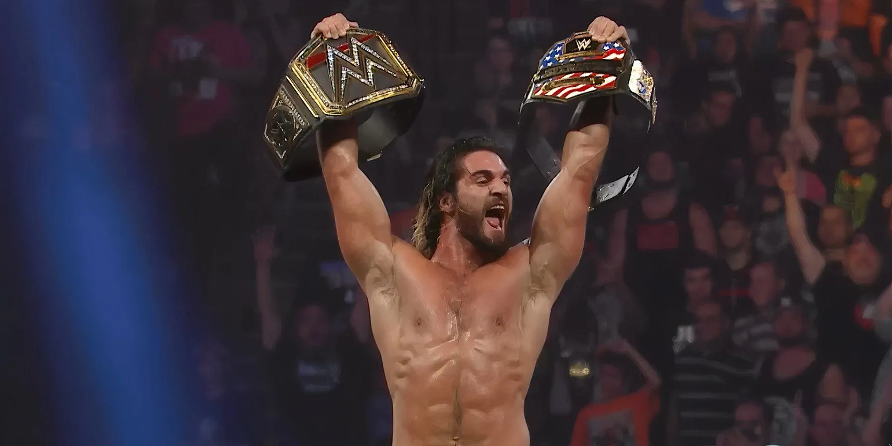 Seth Rollins ăn mừng với cả Đai WWE và Đai Vô địch Hoa Kỳ sau SummerSlam 2015.