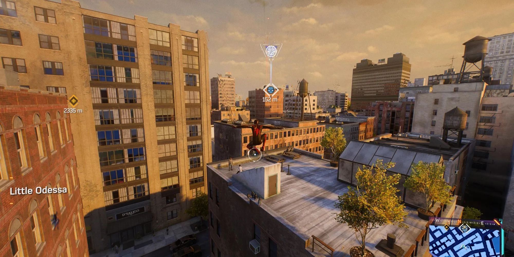 Spider-Man đu tơ giữa các tòa nhà cao tầng ở New York trong Marvel's Spider-Man 2, minh họa cho lối di chuyển dọc đặc trưng.