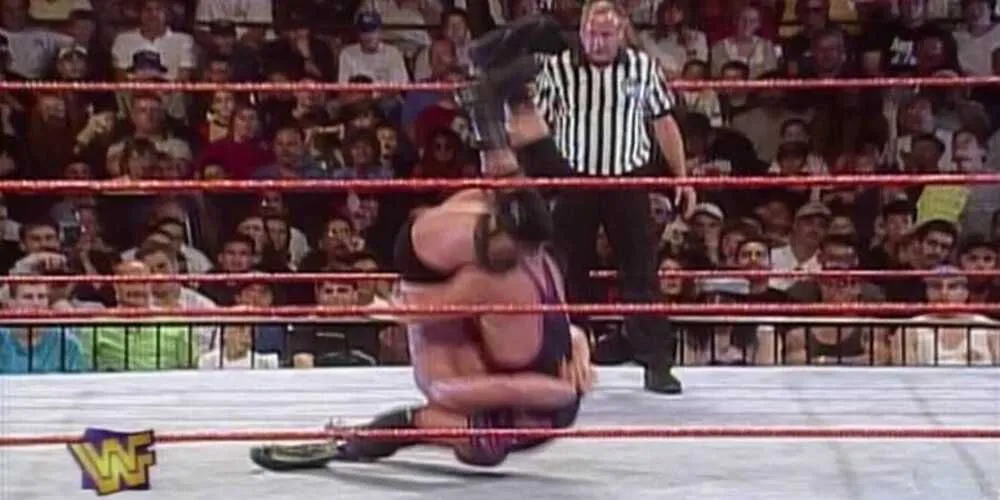 Stone Cold Steve Austin sau cú Piledriver của Owen Hart