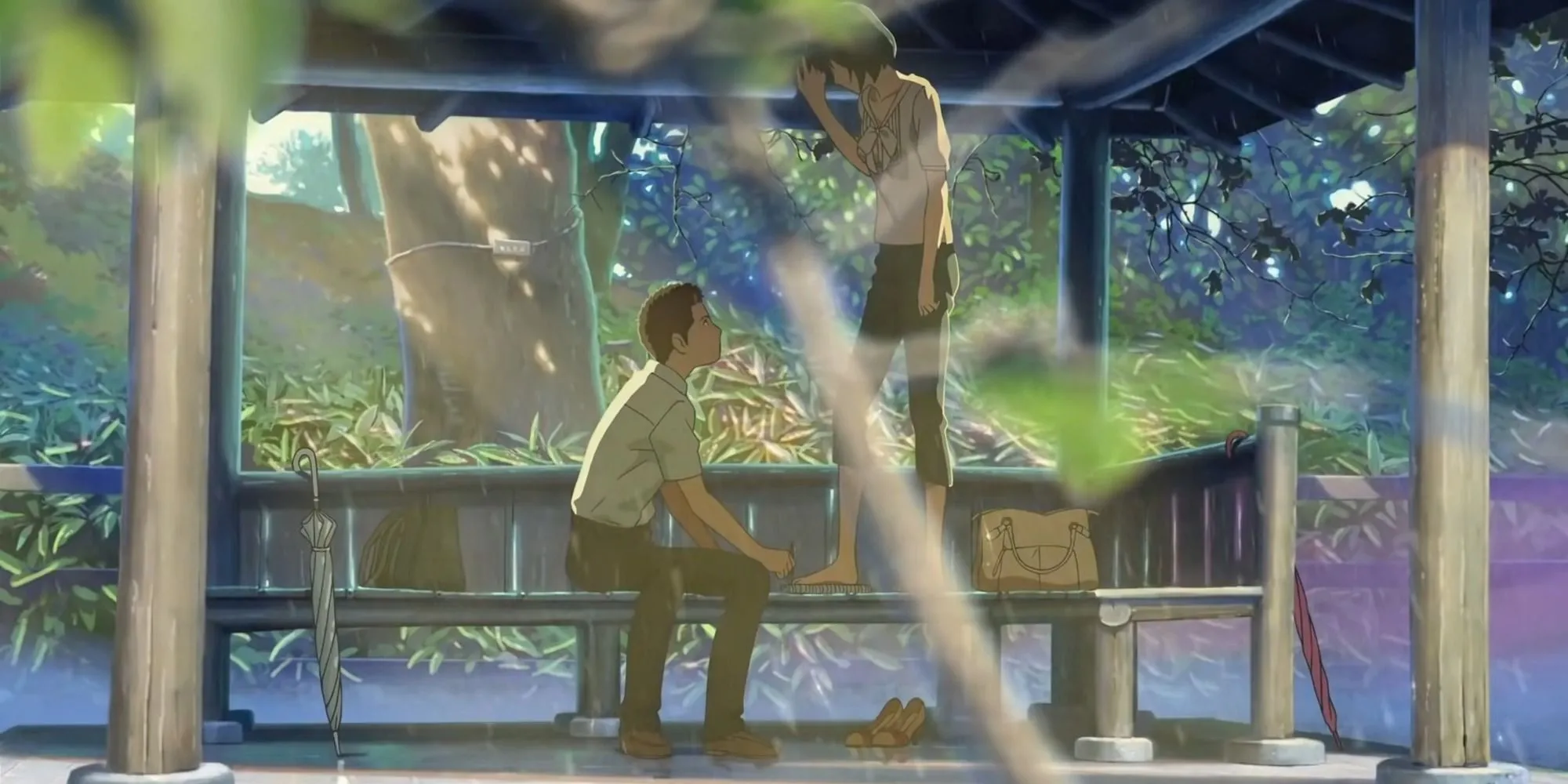 Takao và Yukari ngồi cạnh nhau dưới mái che trong cơn mưa, bối cảnh chính của The Garden of Words