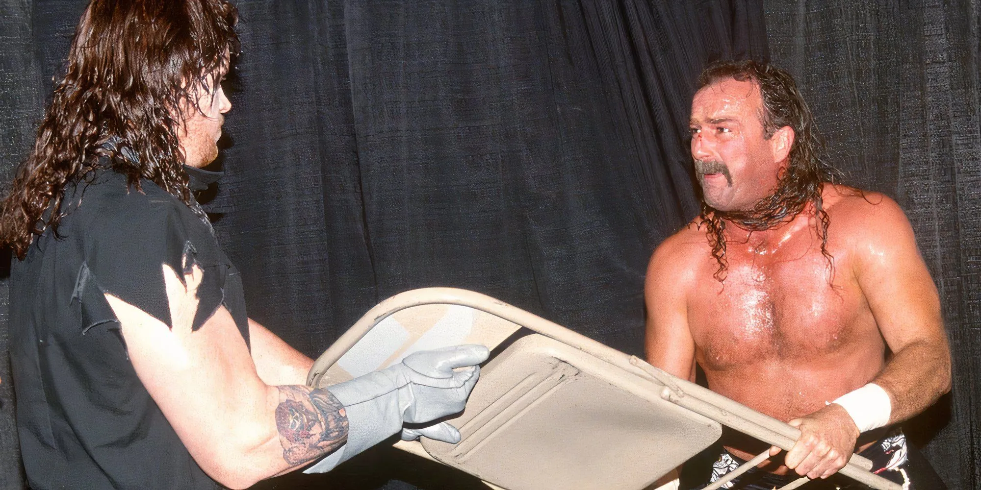 The Undertaker ngăn cản Jake Roberts tấn công Randy Savage và Miss Elizabeth, mở đầu giai đoạn chính diện năm 1992.