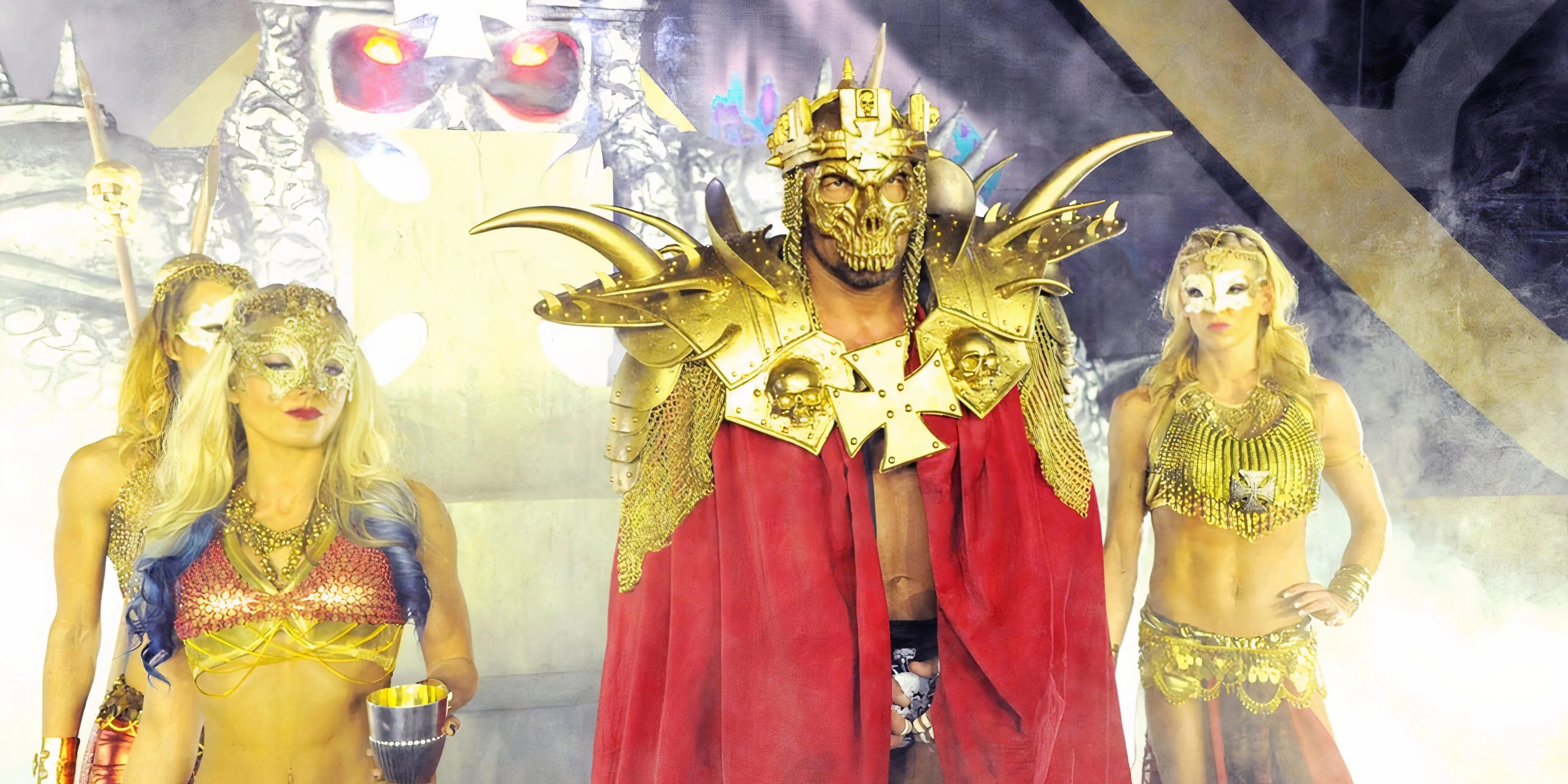 Triple H ngồi trên ngai vàng vàng lộng lẫy trong bộ giáp, được hộ tống bởi ba người phụ nữ tại WrestleMania 30