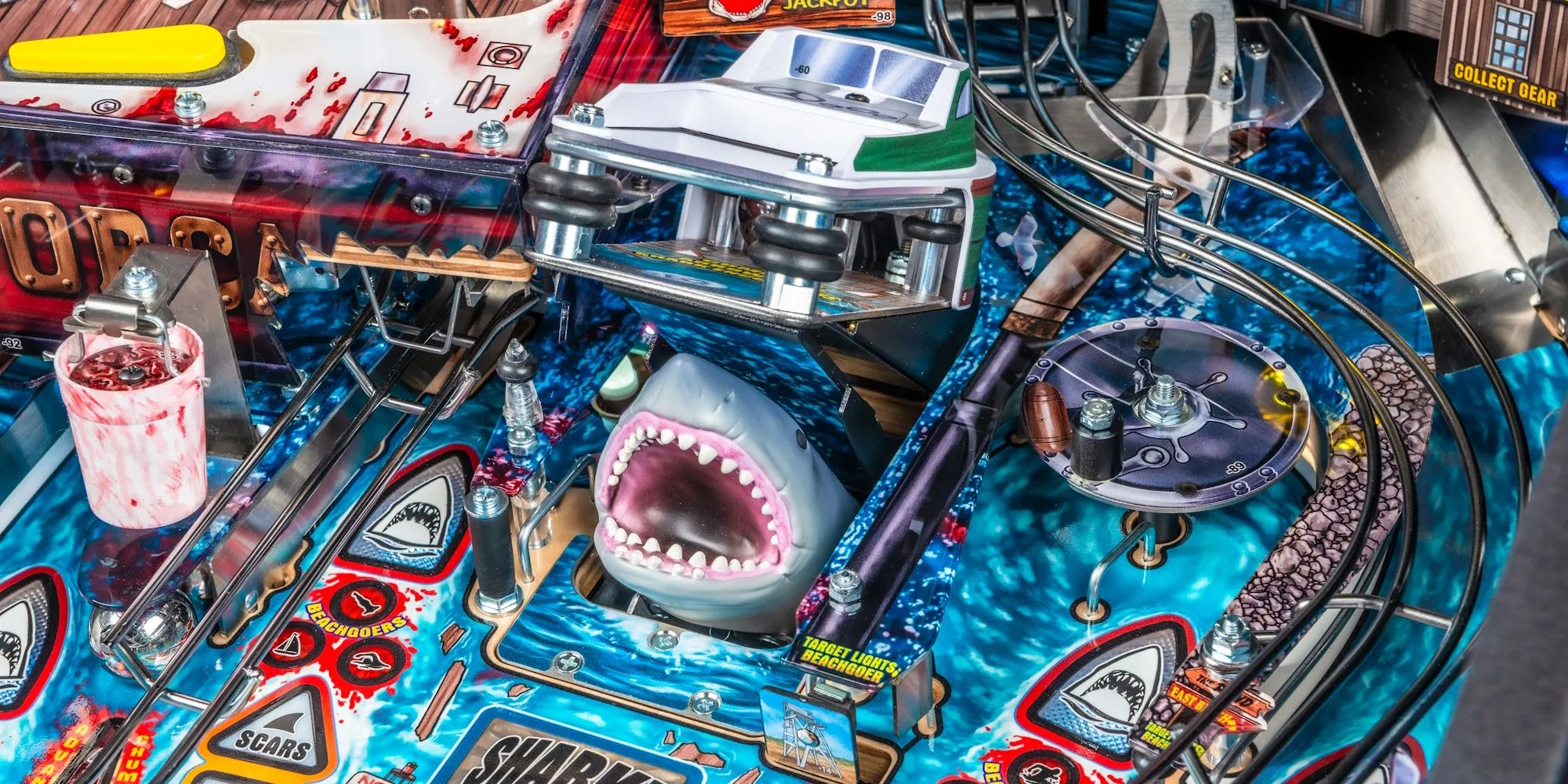 Hình ảnh máy pinball Jaws phiên bản Premium/Kỷ Niệm 50 Năm, hiển thị bàn chơi với các đồ chơi đặc trưng như thuyền Orca và vây cá mập di chuyển.