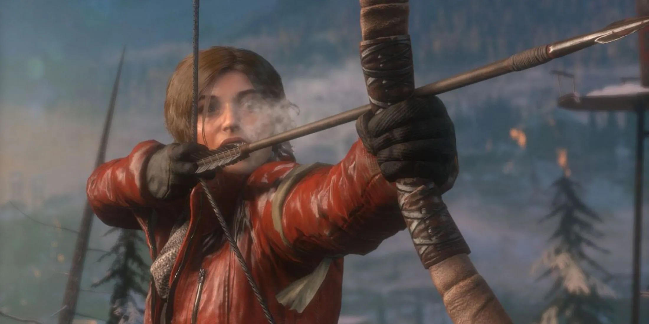 Lara Croft với cung tên trong khung cảnh rừng tuyết của Rise of the Tomb Raider