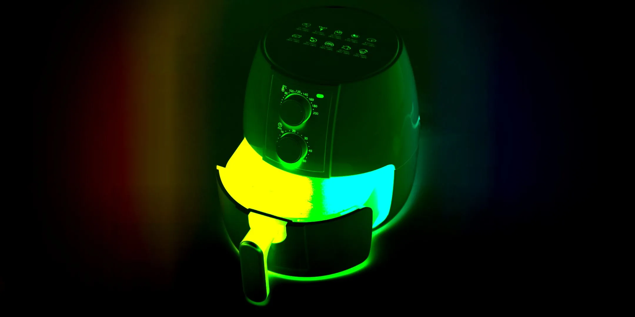 Nồi chiên không dầu được tùy biến với dải đèn LED RGB rực rỡ, mang phong cách gaming.