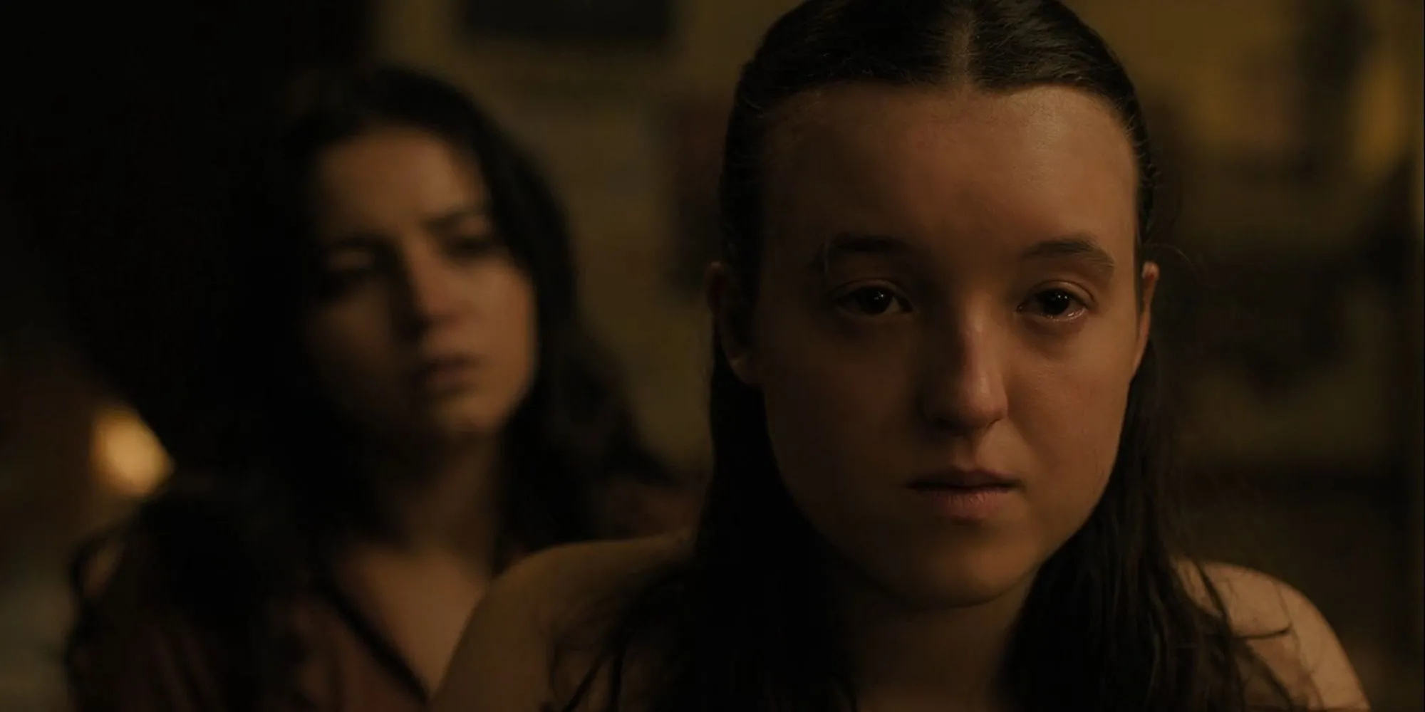 Ellie (Bella Ramsey) trong The Last of Us TV Show Season 2 đang trò chuyện với Dina