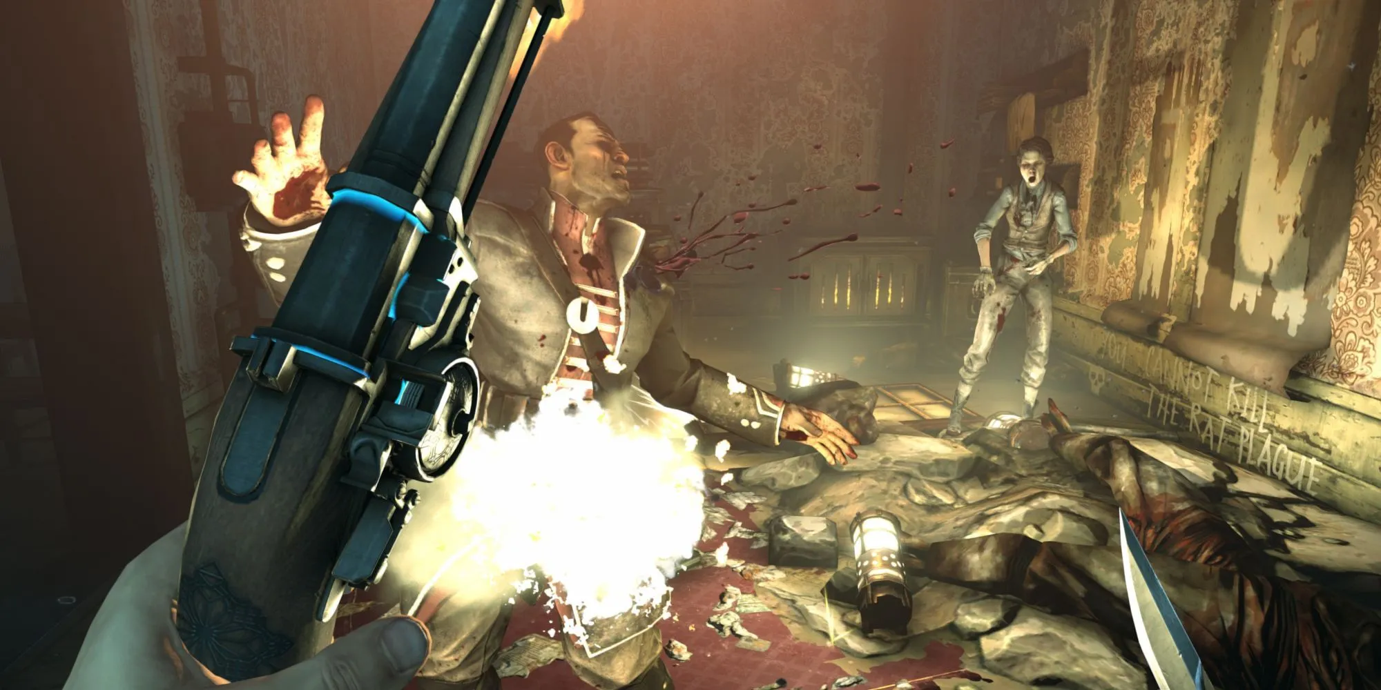 Mô tả hình ảnh: Corvo đang dùng súng bắn một người lính trong Dishonored, khung cảnh có nhiều máu và một người phụ nữ bị sốc, một chiếc đèn lồng nằm trên sàn nhà.