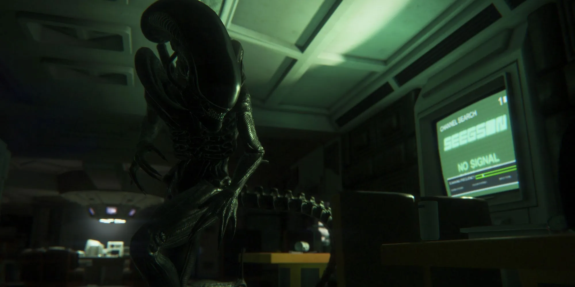 Nhân vật Amanda Ripley lẩn trốn Xenomorph trong Alien: Isolation, game kinh dị sinh tồn với AI thông minh.