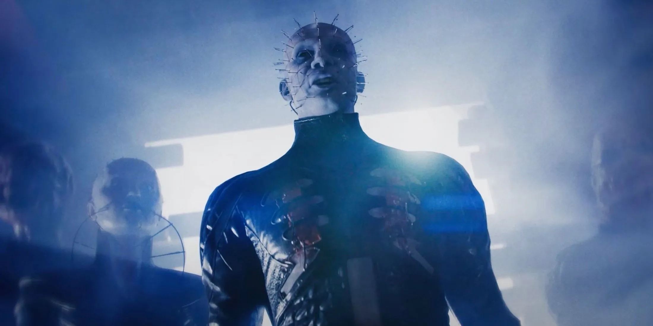 Nhân vật Pinhead từ Hellraiser xuất hiện qua cánh cửa trong khung cảnh u tối của Clive Barker's Hellraiser: Revival
