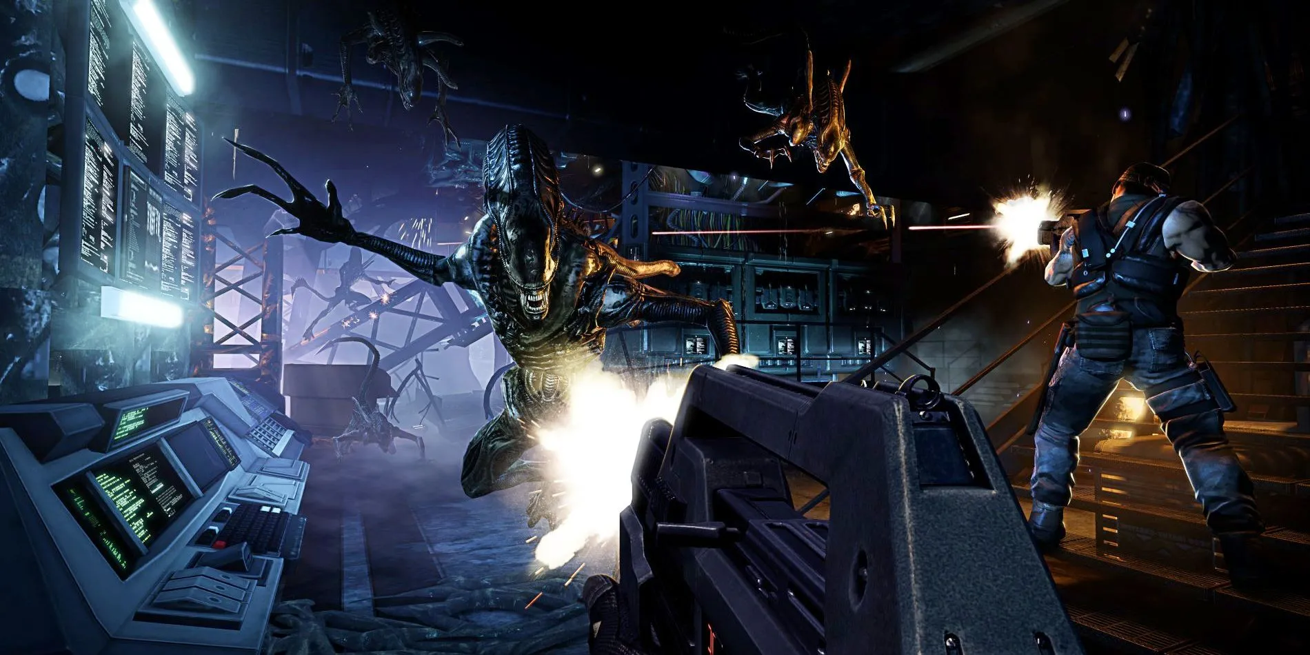Xenomorph tấn công trong Aliens: Colonial Marines, minh họa sự khác biệt về đồ họa và AI so với trailer E3
