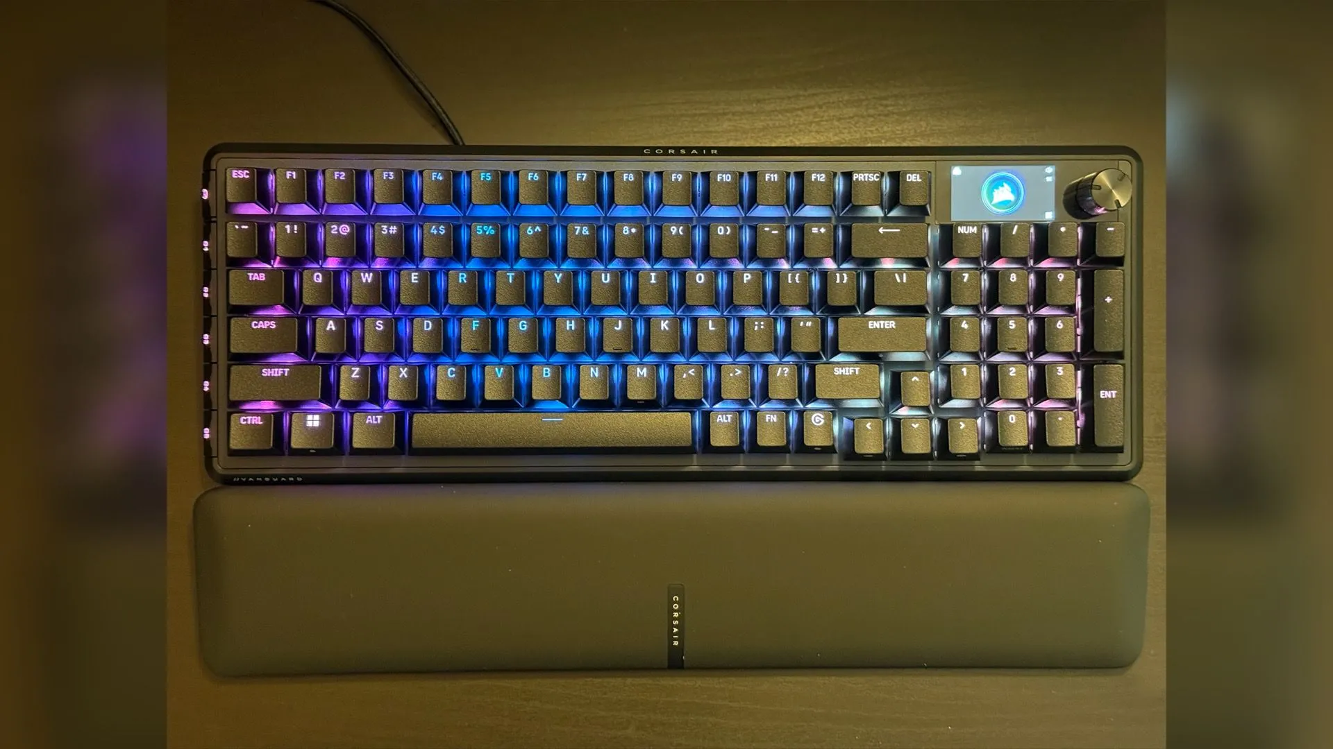 Bàn phím Corsair VANGUARD PRO 96, khung nhôm và LCD tích hợp