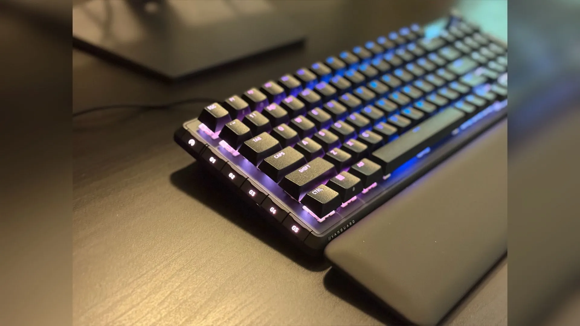 Cận cảnh keycap và switch MGX hyperdrive trên VANGUARD PRO 96