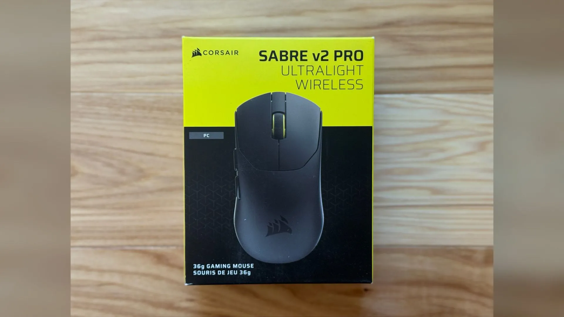 Corsair Sabre V2 Pro Ultralight chụp toàn cảnh đen, chuột gaming ultralight