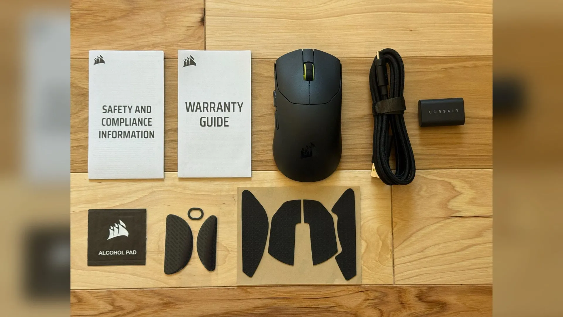 Góc nghiêng Corsair Sabre V2 Pro Ultralight hiển thị nút bên và profile trọng lượng 36g