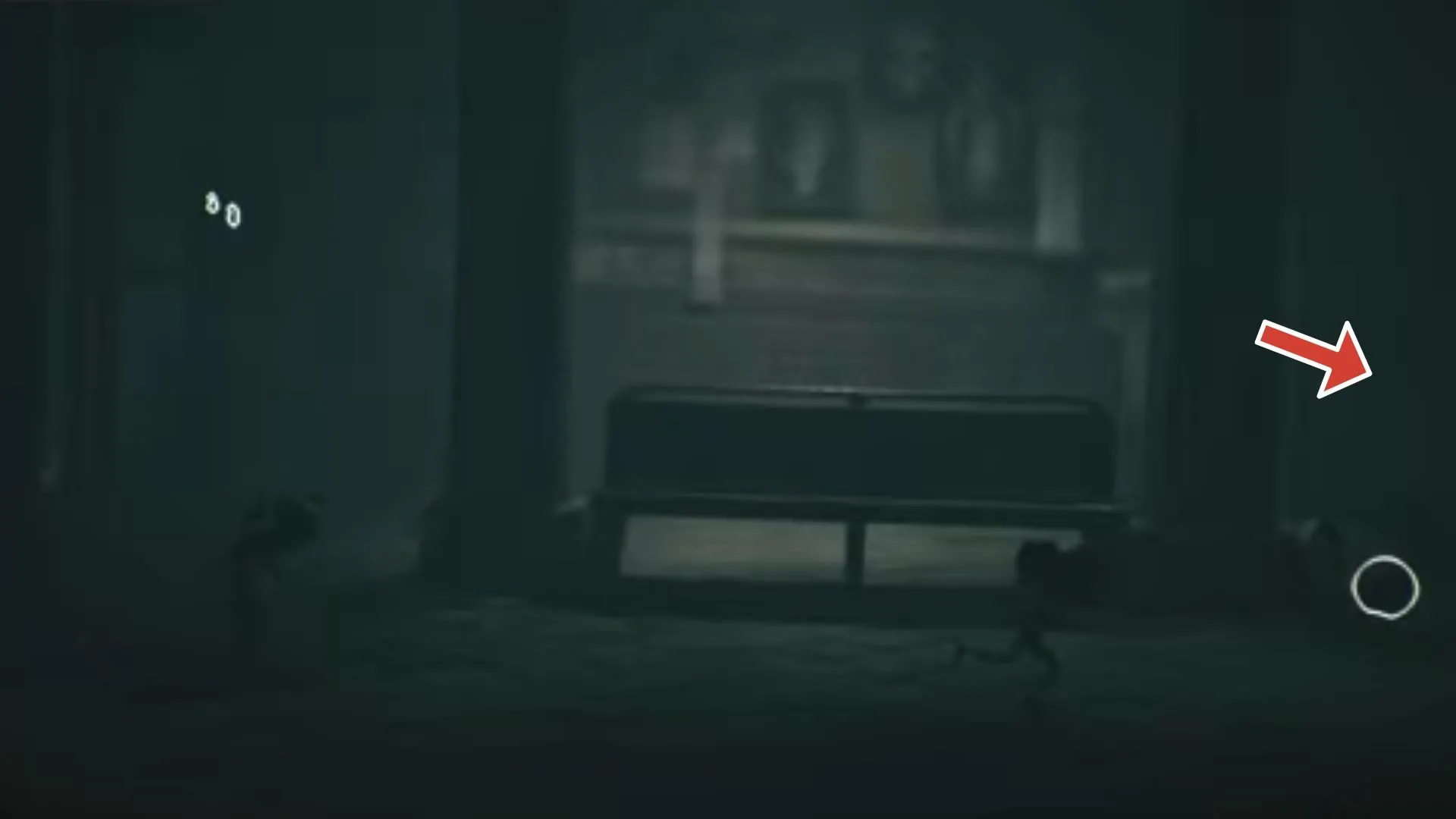 Hồn ma #5 ngồi trên ghế băng trong phòng trống nhỏ mà Alone phải chui qua sau khi phá tường nứt