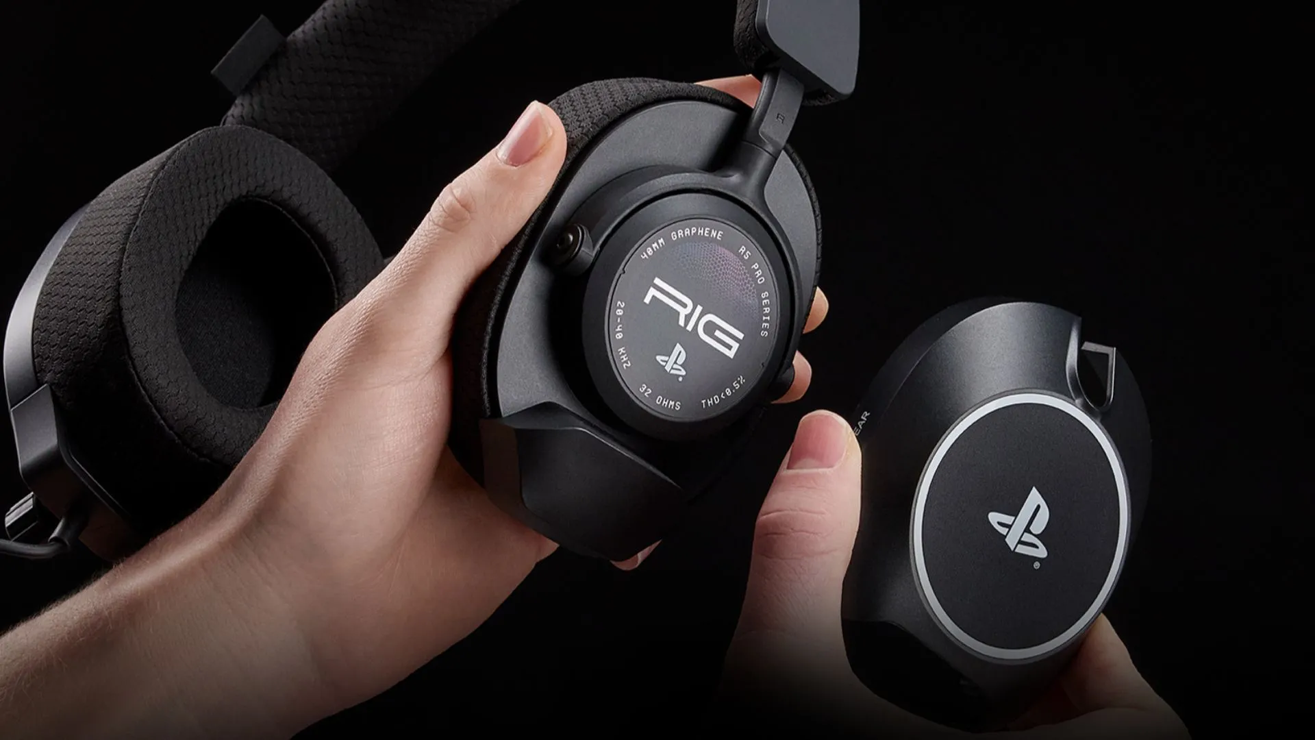 Nắp từ tính và micro của RIG R5 Spear Pro HS, cho thấy phụ kiện magnetic plates và mic nâng tắt tiếng