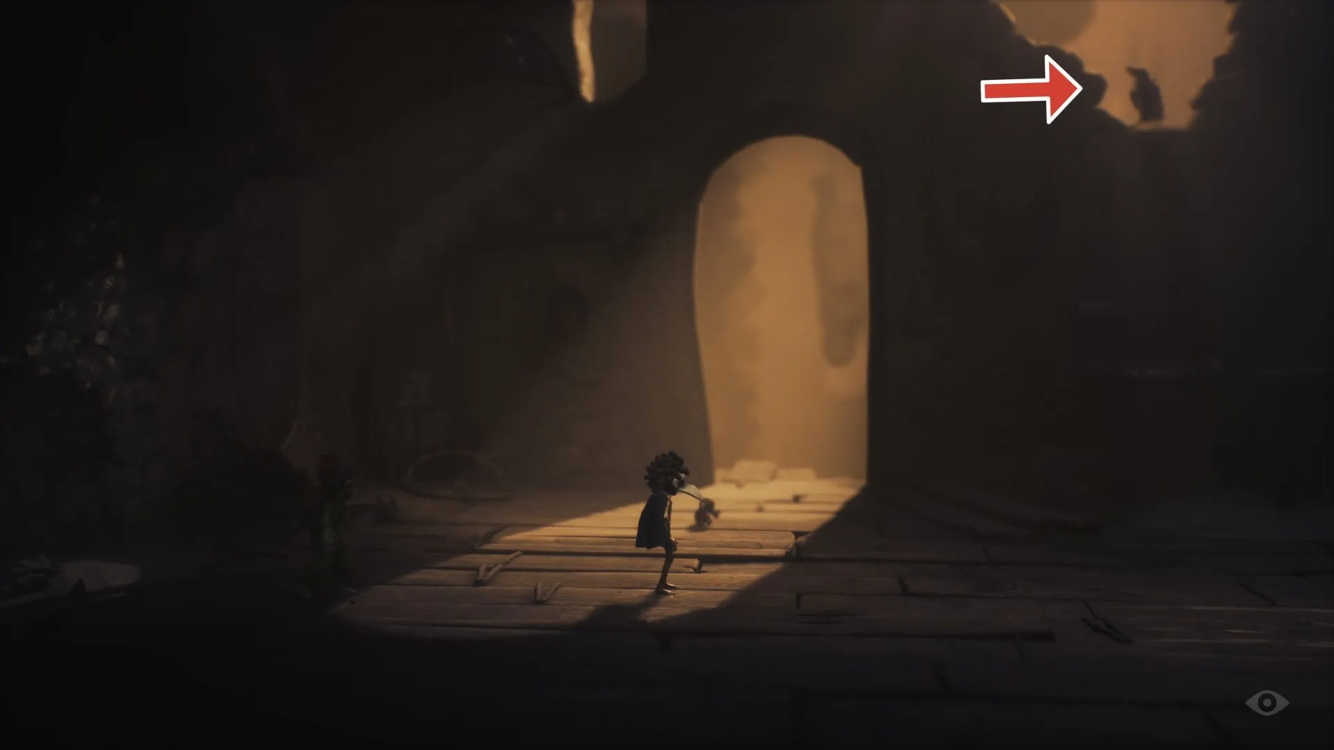 Quạ 1 trên bệ trần trong căn phòng có tường phá hủy - vị trí quạ Little Nightmares 3