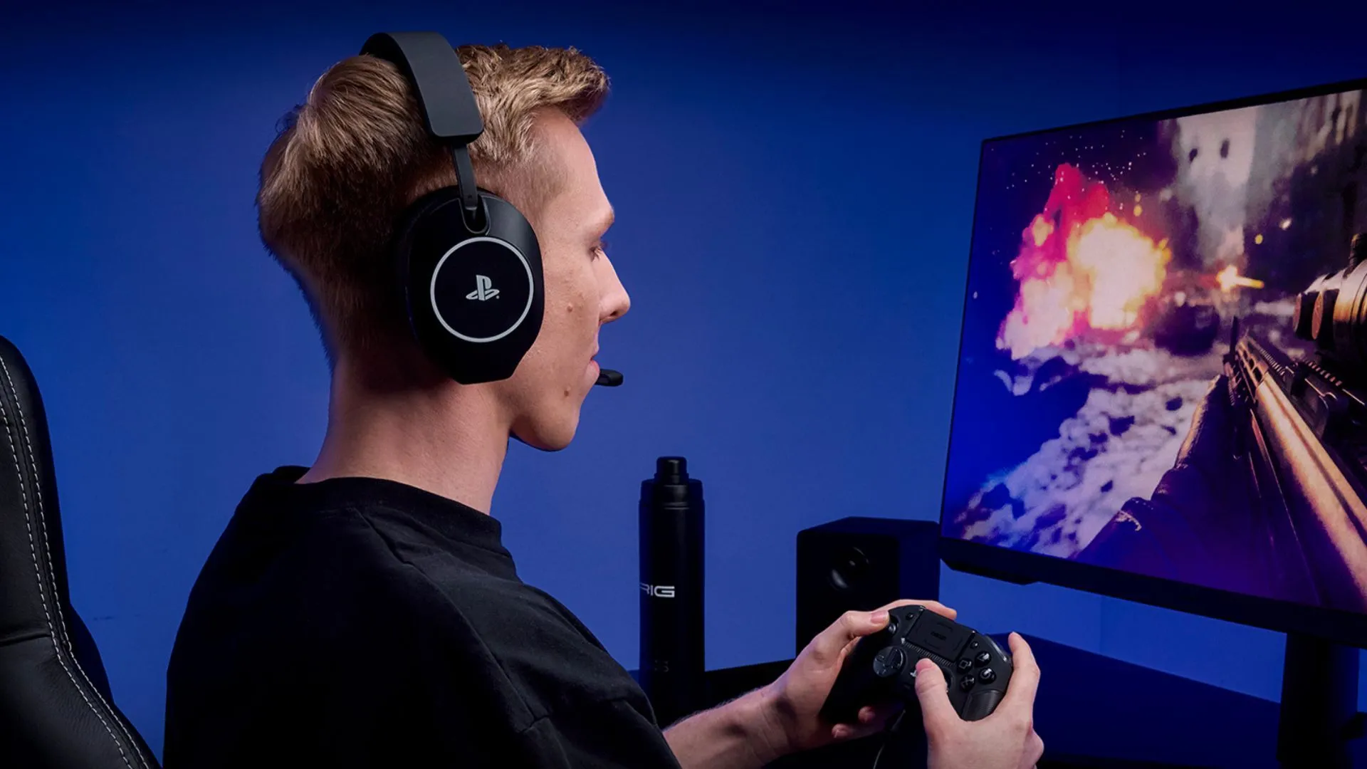 RIG R5 Spear Pro HS đặt trên bề mặt chơi, thể hiện earcup đệm memory foam và headband đệm