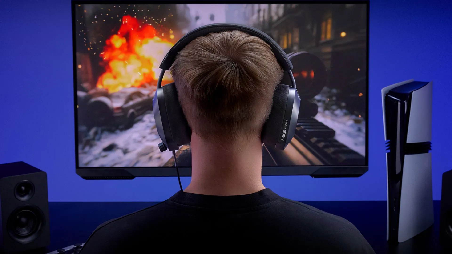 Tai nghe RIG R5 Spear Pro HS kết nối với tay cầm PlayStation, hiển thị trên màn hình PS5